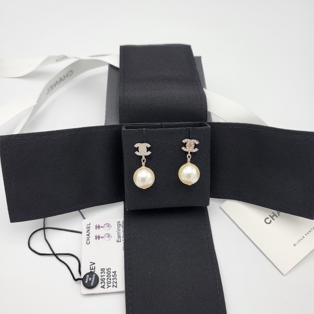 Brand new authentic Chanel crystal cc with pearl earrings - Picture 10 of 17